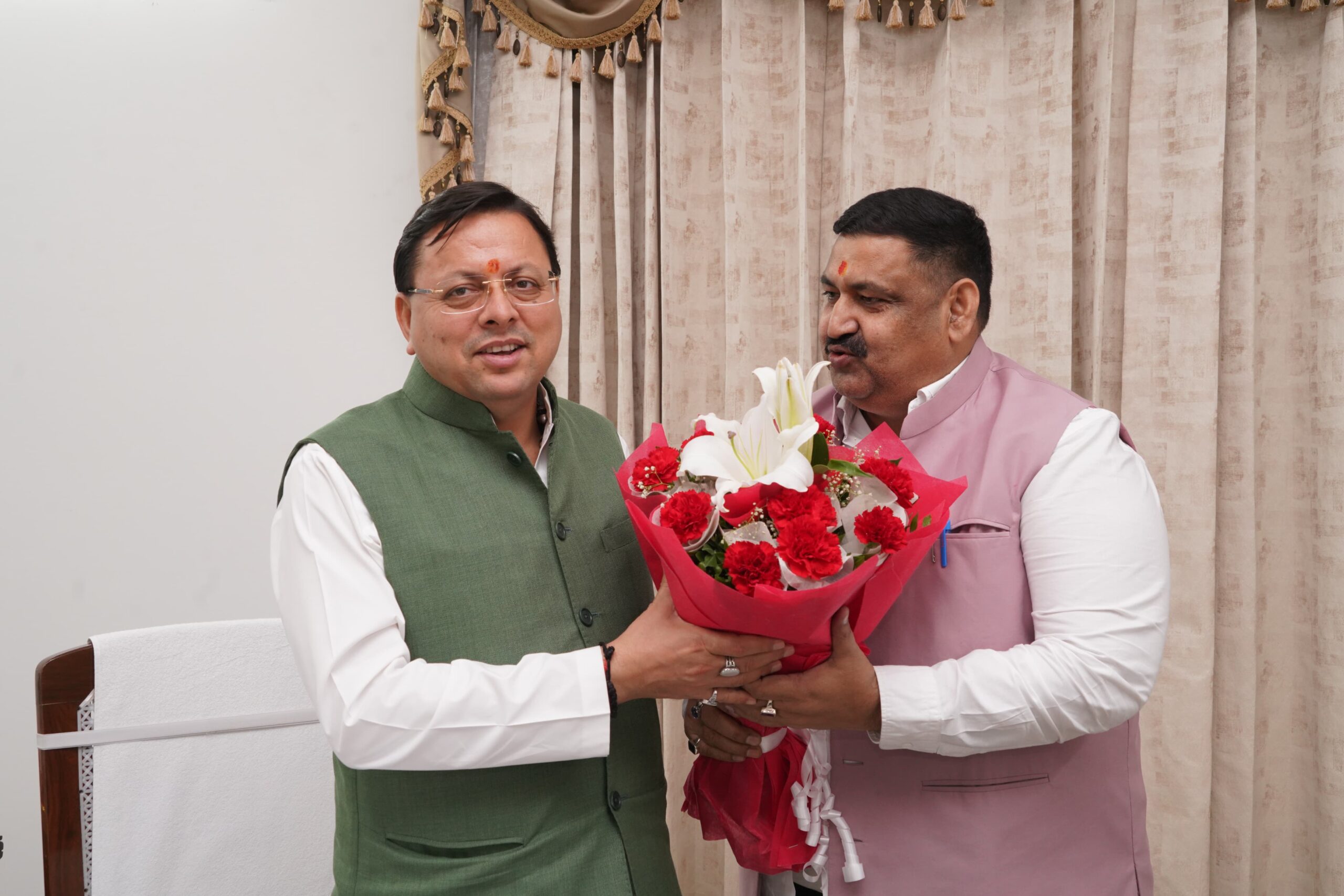 मुख्यमंत्री पुष्कर सिंह धामी से मिले भाजपा नेता सुरेश गंगवार, जनहित की माँगो को पूरा करने की मांग की 