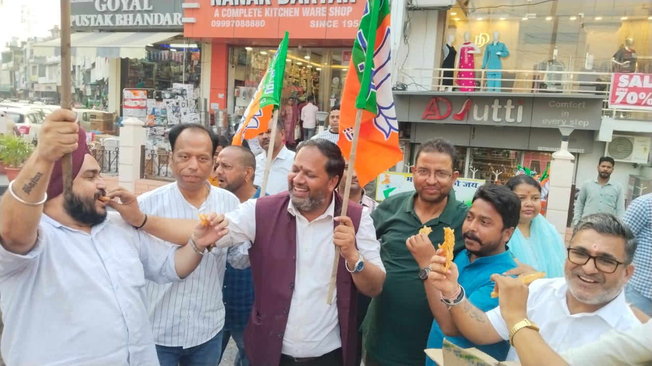हरियाणा में भाजपा की सरकार बनने पर कार्यकर्ताओं ने मिठाई बाटी, आतिशबाजी की और  जलेबी खिलाकर दी जीत की बधाई