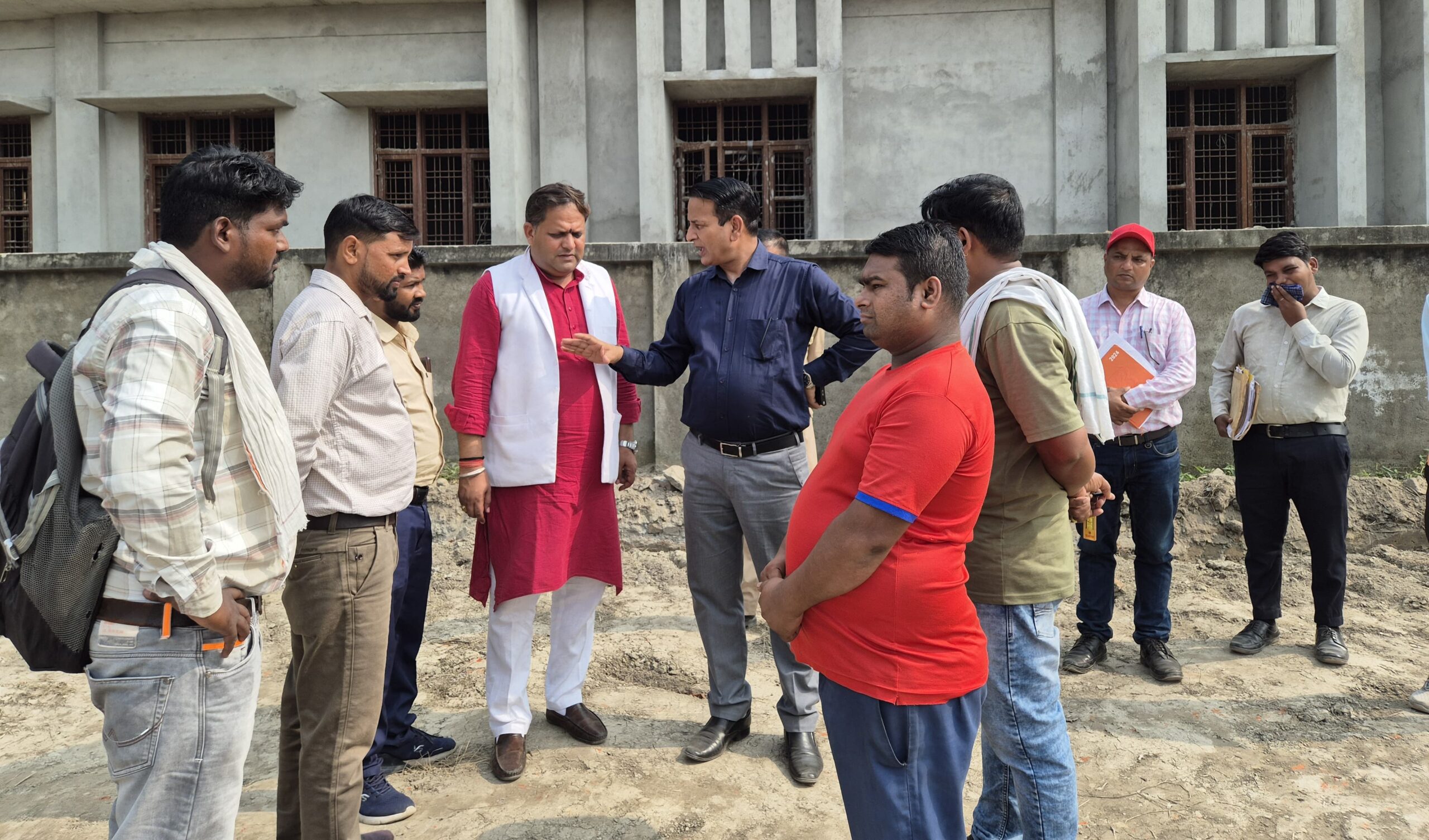 भाजपा प्रदेश मंत्री विकास शर्मा ने नगर आयुक्त नरेश चंद्र दुर्गापाल के साथ पार्किंग स्थल का निरीक्षण किया, 500 गाड़ियो की होगी पार्किंग