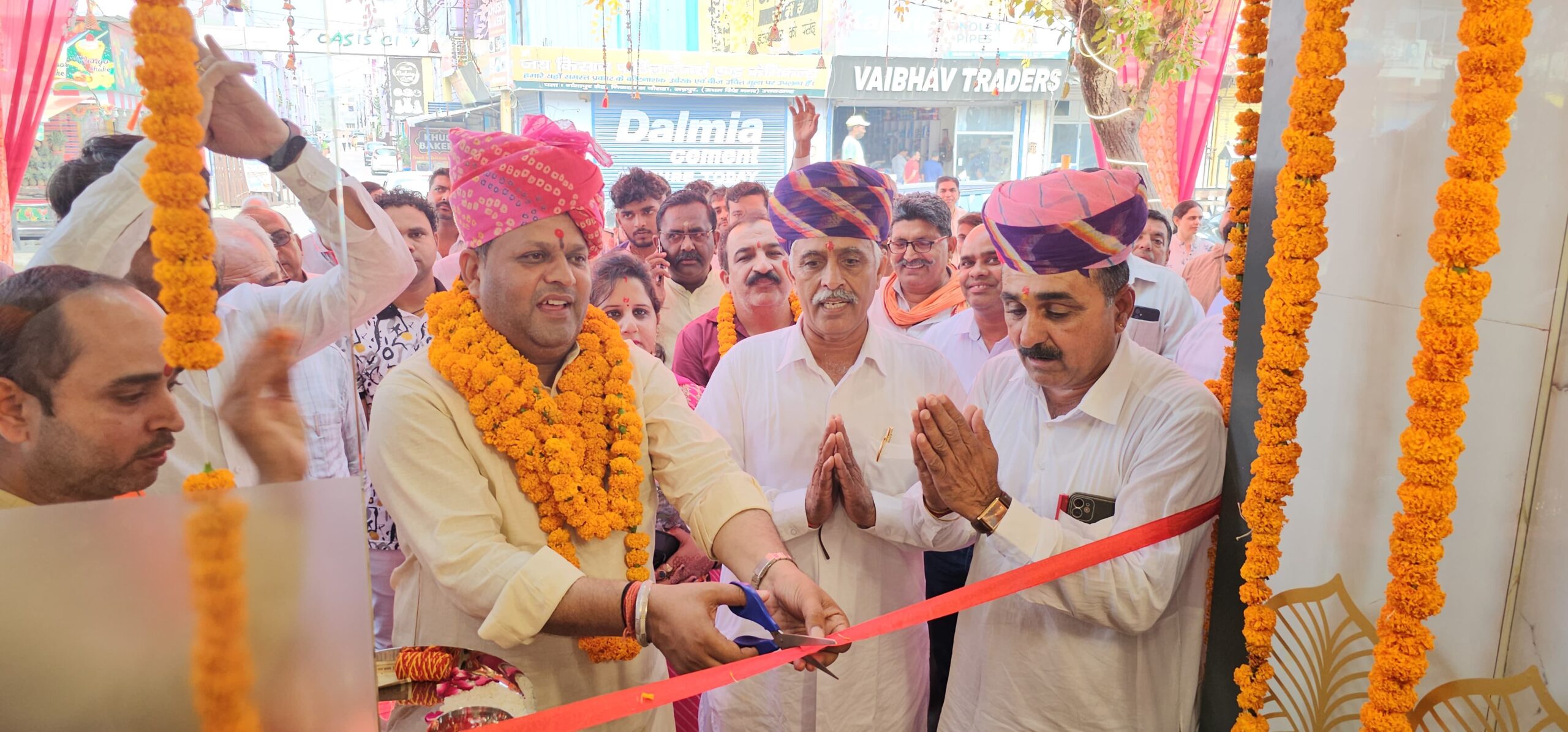 भाजपा प्रदेश मंत्री विकास शर्मा ने किया बीकानेर स्वीट्स के नये प्रतिष्ठान का शुभारम्भ