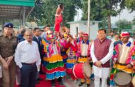 दीपावली के अवसर पर मुख्यमंत्री पुष्कर सिंह धामी के कैम्प कार्यालय पहुँचने पर छोलिया नृत्य के साथ भव्य स्वागत किया गया