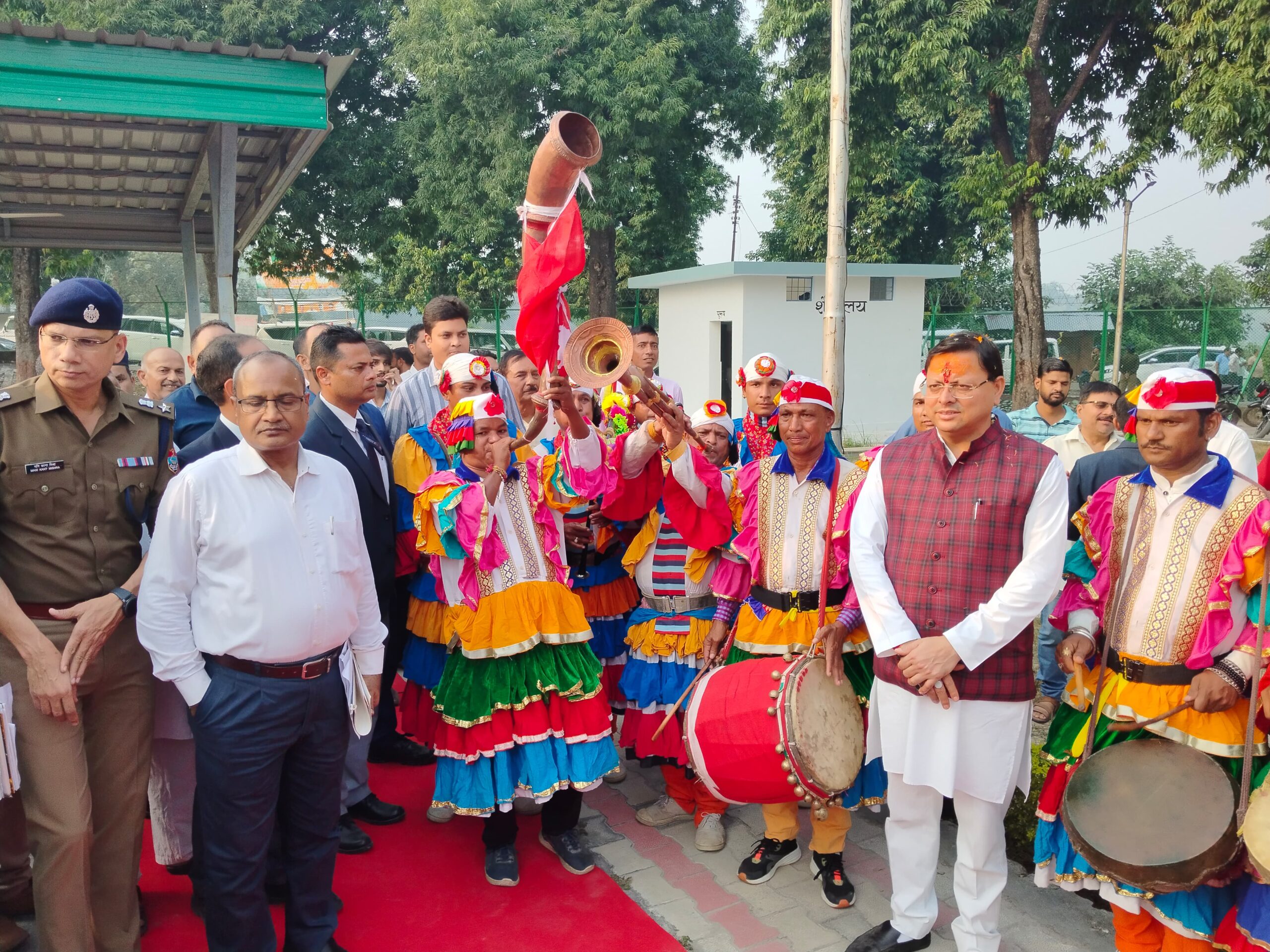दीपावली के अवसर पर मुख्यमंत्री पुष्कर सिंह धामी के कैम्प कार्यालय पहुँचने पर छोलिया नृत्य के साथ भव्य स्वागत किया गया