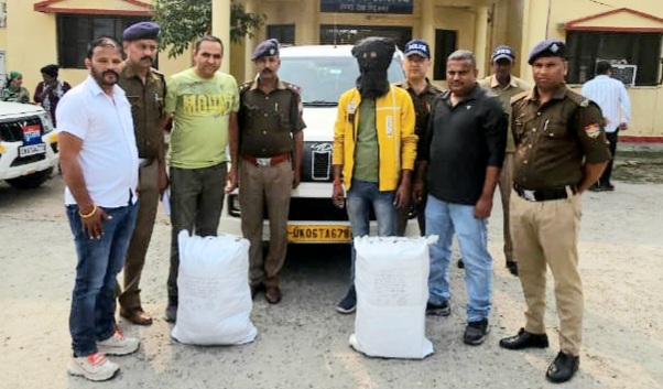 पंतनगर पुलिस और एस0टी0एफ0 की संयुक्त कार्यवाही में 37.100 कि0ग्रा0 अवैध गांजा के साथ नशा तस्कर गिरफ्तार