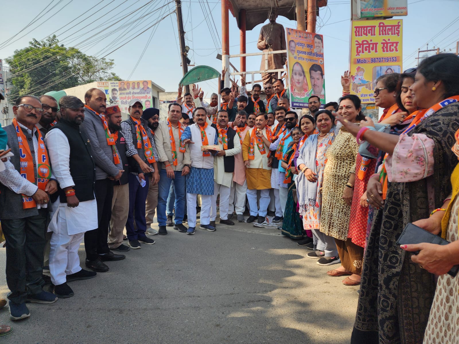 भारतीय जनता पार्टी की ऐतिहासिक जीत पर भाजपा कार्यकर्ताओं ने पूर्व विधायक राजेश शुक्ला के साथ मिष्ठान वितरित कर मनाई खुशी