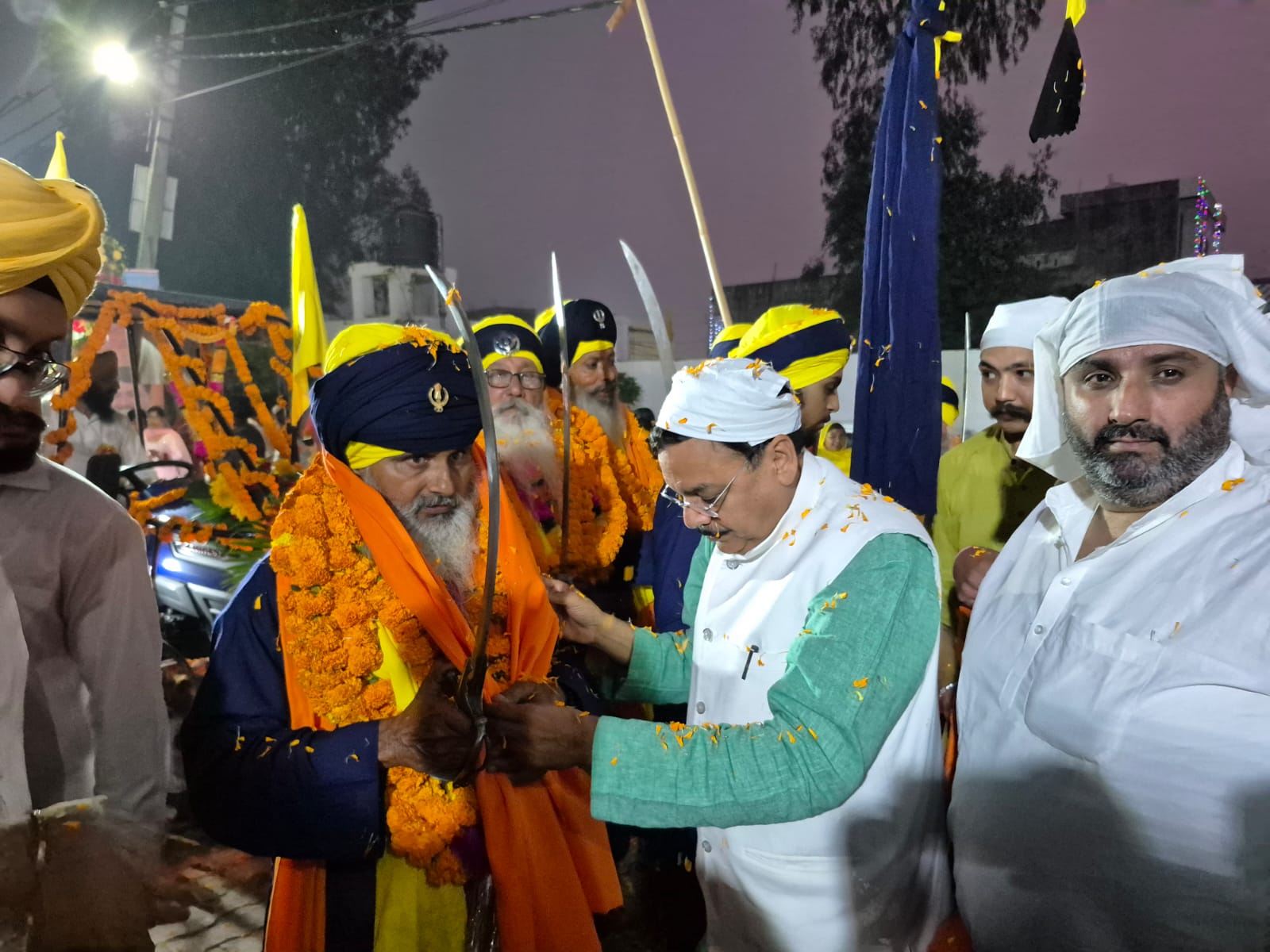 पूर्व विधायक राजेश शुक्ला ने श्री गुरु नानक देव जी के 555वें प्रकाश पर्व पर अपने निवास पर श्रद्धा के साथ शोभायात्रा का स्वागत किया  