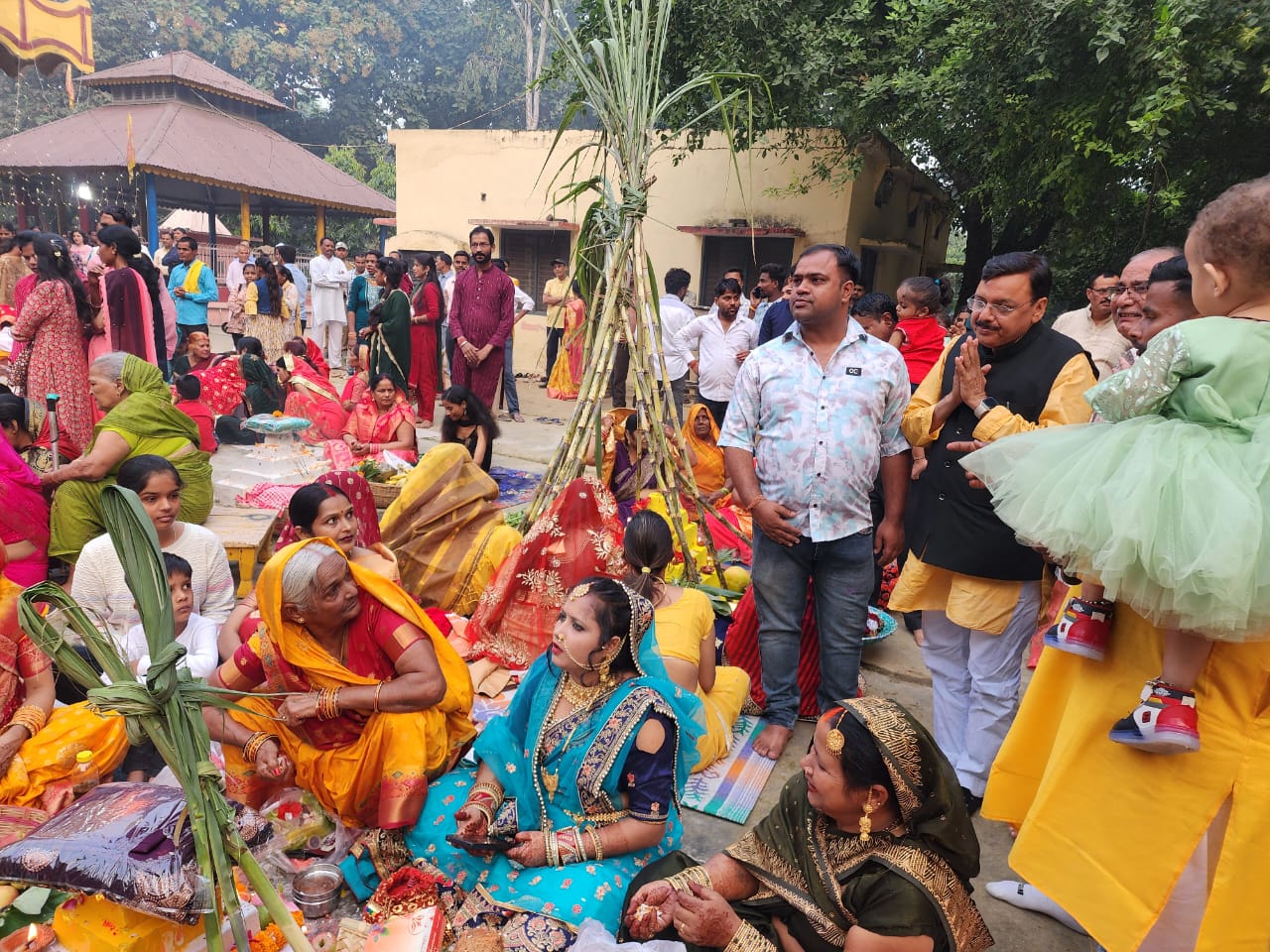 छठ पूजा पर पूर्व विधायक राजेश शुक्ला ने किच्छा विधानसभा क्षेत्र के दर्जनों छठ पूजा घाट पर पहुंचकर छठ पूजा की बधाई दी