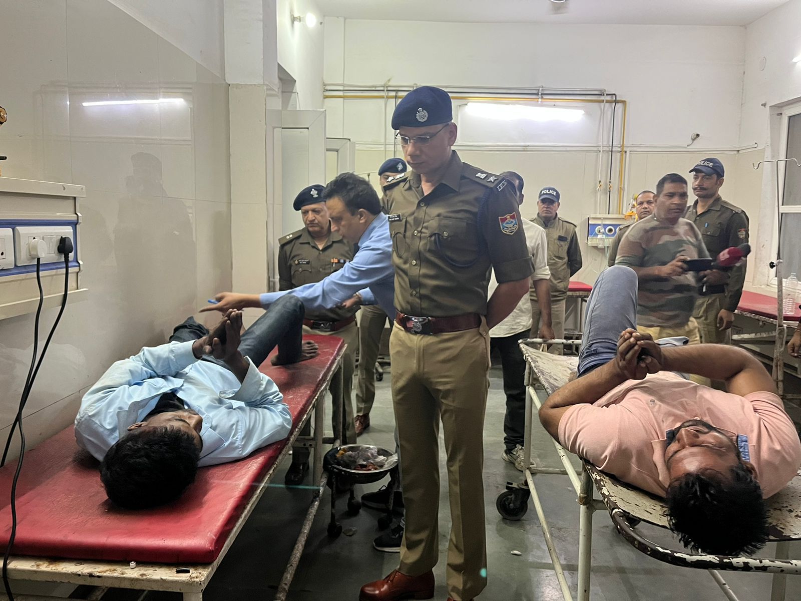 'मॉर्निंग वॉक' पर निकले एक व्यक्ति से 'चेन स्नेचिंग' करने वाले दो बदमाशों को पुलिस ने मुठभेड़ के बाद किया गिरफ्तार