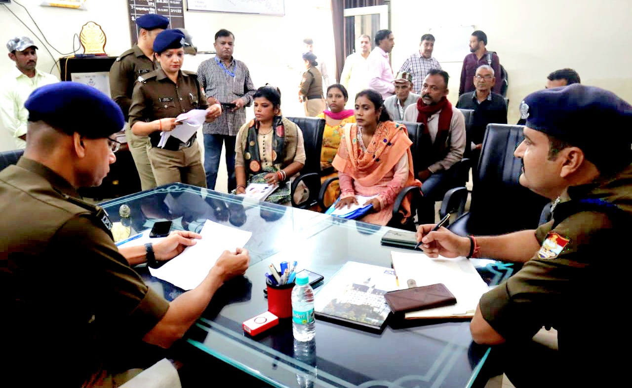 एसएसपी मणिकांत मिश्रा ने काशीपुर में 'जनता दरबार' लगाकर दूरदराज के फरियादियों की समस्याये सुनकर निराकरण के लिये दिये निर्देश  