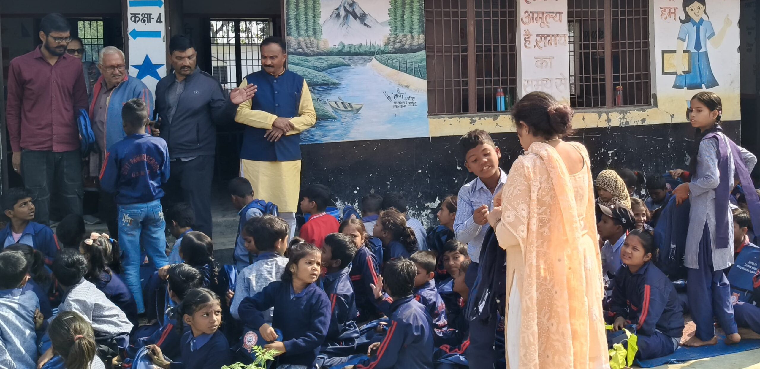 भाजपा के वरिष्ठ नेता एवं समाजसेवी संजीव कुमार सिंह ने आंगनबाड़ी केंद्र पर बच्चों को स्कूल के बैग वितरित किये