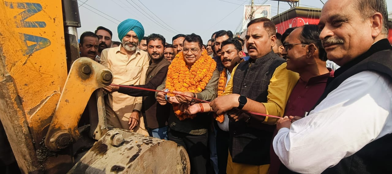 बिगवाड़ा-दक्ष 3.30 किलोमीटर हॉटमिक्स मार्ग के निर्माण की15 साल पुरानी मांग को विधायक शिव अरोरा ने किया पूरा करके निर्माण कार्य कराया शुरू