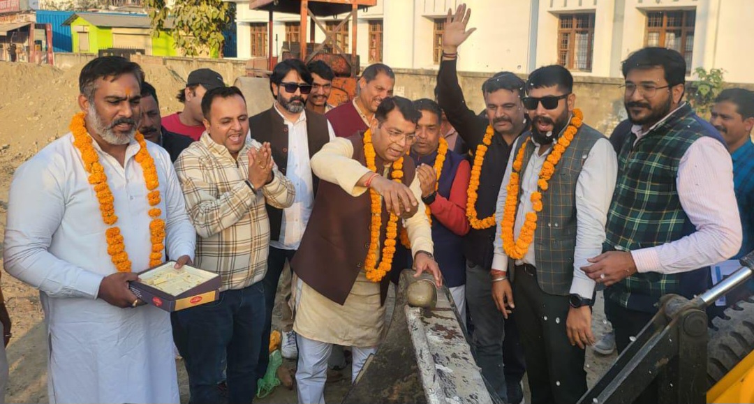विधायक शिव अरोरा ने 500 गाड़ियों की पार्किंग स्थल के निर्माण के लिये फीता काट कर और नारियल फोड़ कर किया शुभारंभ