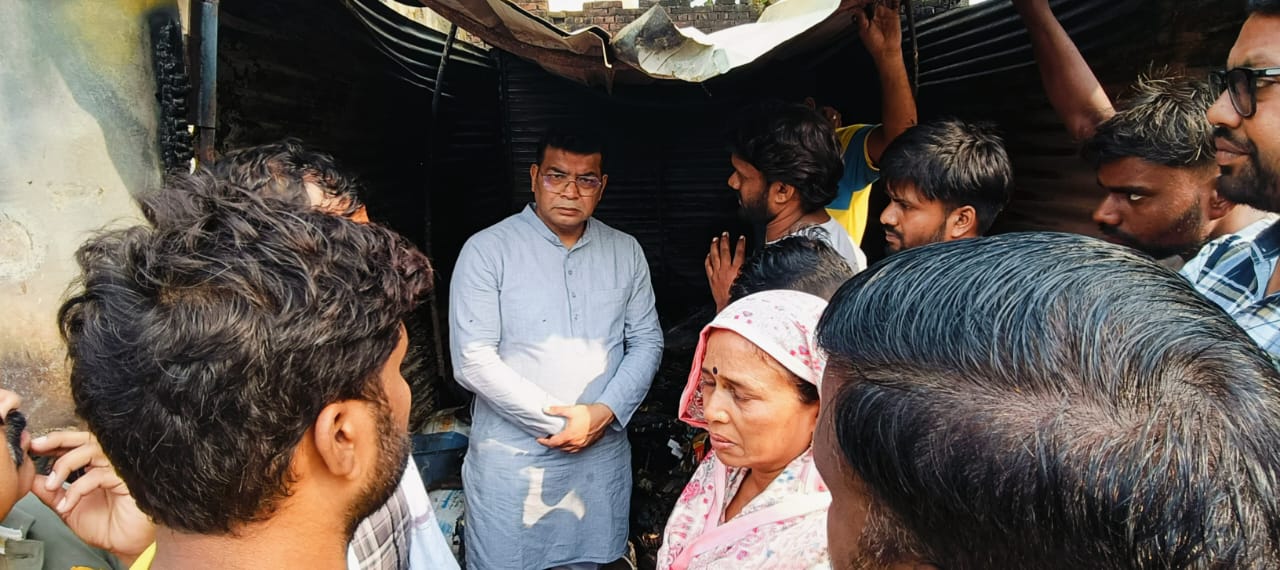 श्याम टाकीज के सामने देर रात लगी दो दुकानों मे आगजनी की घटना पर विधायक शिव अरोरा ने किया घटना स्थल का निरीक्षण 