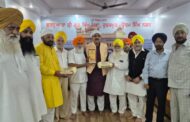 श्री गुरूनानक देव जी का प्रकाश पर्व पर पूर्व विधायक राजकुमार ठुकराल को ग्रुरूद्वारा प्रबंधक कमेटी ने स्मृति चिन्ह भेंट कर सम्मानित किया