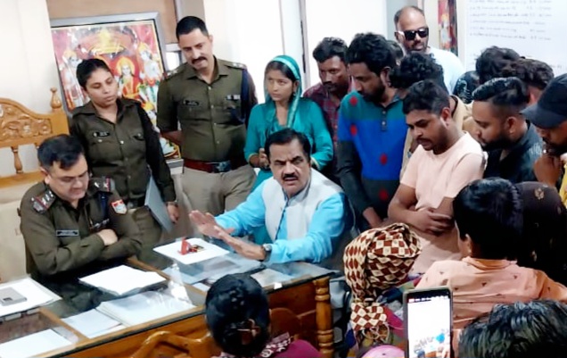 आठ दिन से लापता युवक की बरामदगी को लेकर पूर्व विधायक राजकुमार ठुकराल ने आक्रोशित लोगो के साथ कोतवाली में किया प्रदर्शन