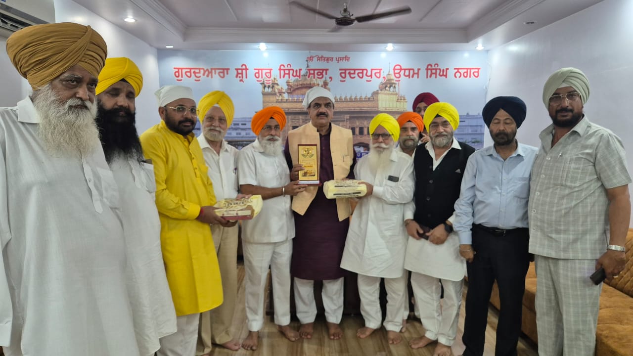 श्री गुरूनानक देव जी का प्रकाश पर्व पर पूर्व विधायक राजकुमार ठुकराल को ग्रुरूद्वारा प्रबंधक कमेटी ने स्मृति चिन्ह भेंट कर सम्मानित किया