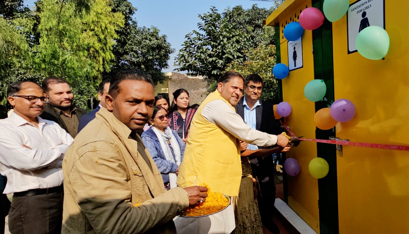 भाजपा प्रदेश मंत्री विकास शर्मा ने जाफरपुर के राजकीय विद्यालय में बनाये गये हाईटैक शौचालय का लोकार्पण किया