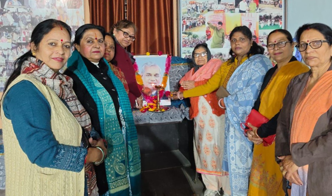 भाजपा महिला कार्यकर्ताओ ने पूनम अग्रवाल के साथ भारत रत्न पूर्व प्रधानमंत्री अटल बिहारी वाजपेई की जयंती पर उन्हें श्रद्धा सुमन अर्पित की
