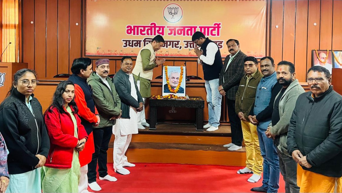 भाजपाइयो ने पूर्व प्रधानमंत्री अटल बिहारी वाजपेयी की 100वी जयंती पर पुष्प अर्पित कर किया याद