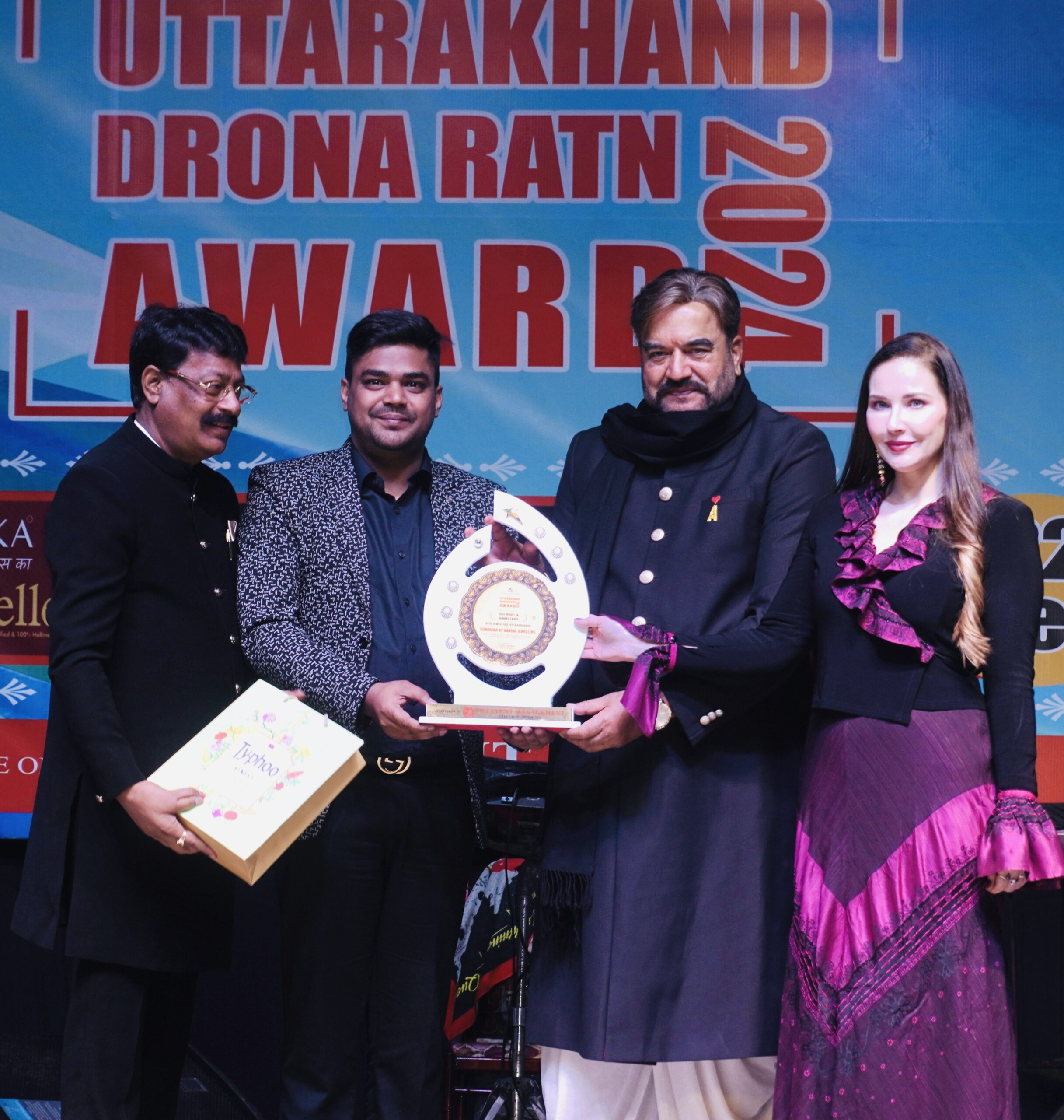 सुनारीका By बंसल ज्वैलर्स के प्रदीप बंसल और दीपांशु बंसल को फिल्मा अभिनेता सुरेंद्र पाल सिंह और अभिनेत्री एलेना टुटेजा ने 'उत्तराखंड द्रोणा रत्न अवार्ड' से सम्मानित किया 