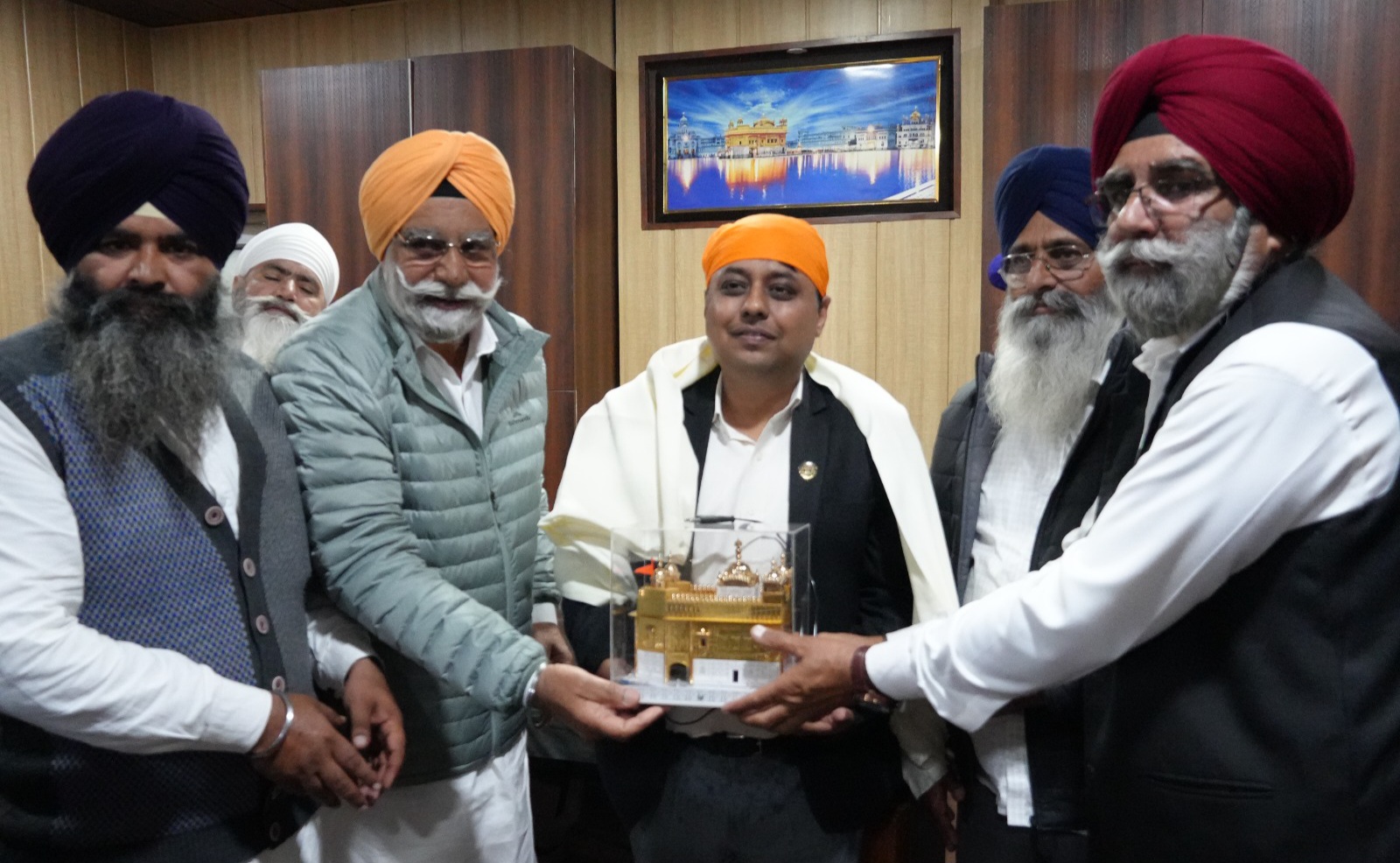 जिलाधिकारी नितिन सिंह भदौरिया ने  नानकमत्ता पहुँचकर गुरुद्वारा में मत्था टेका और खुशहाली की कामना की