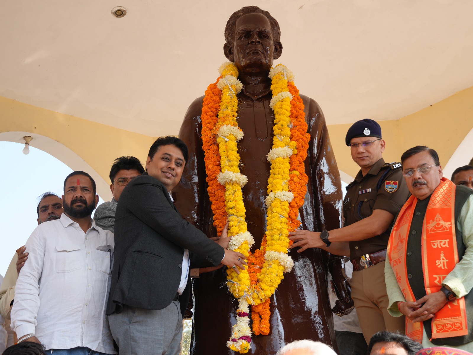 तराई के निर्माता पं.राम सुमेर शुक्ल की 46वीं पुण्यतिथि पर जिलाधिकारी व वरिष्ठ पुलिस अधीक्षक ने दी भावपूर्ण श्रद्धांजलि