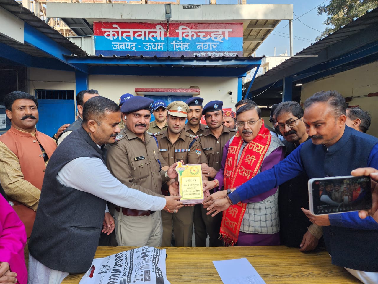 पूर्व विधायक राजेश शुक्ला के नेतृत्व में पुलिस टीम का किया गया अभिनंदन, साथ ही इक्यावन हजार रुपए देने की घोषणा की