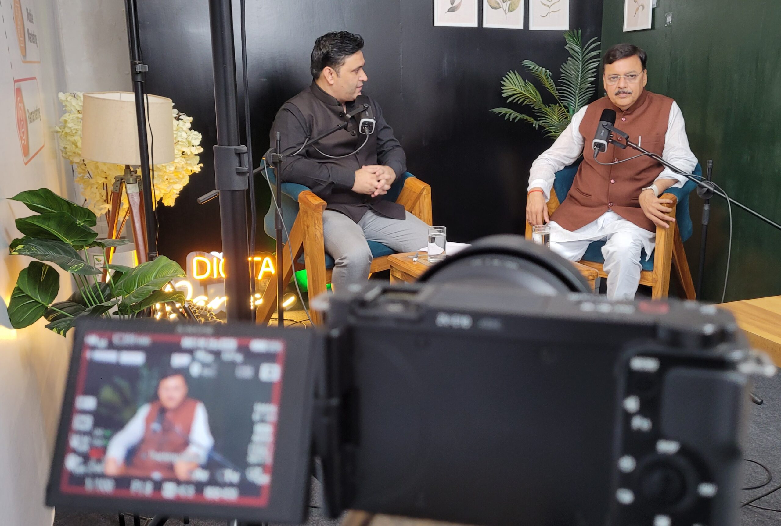 ''मैं क्या करूं, तेरी अना को सुकूँ मिले, टूट जाऊ, गिर जाऊ, बिखर जाऊ'' - राजेश शुक्ला ने इस शेर के ज़रिये पॉडकास्ट में किस पर साधा निशाना ?