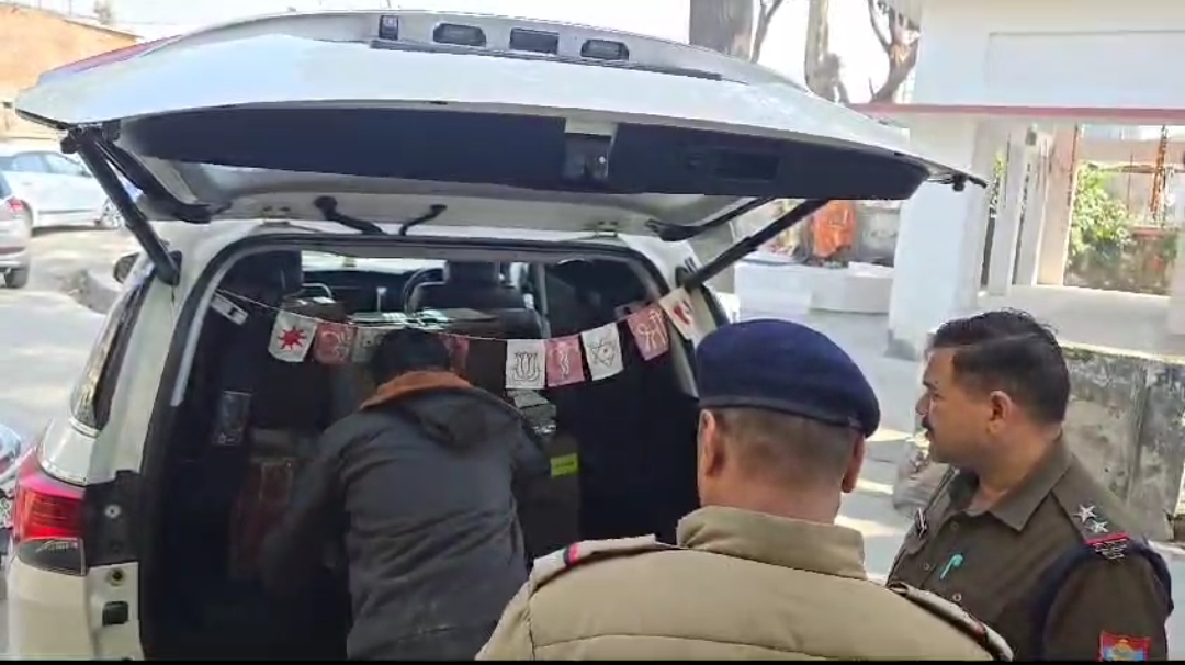 रुद्रपुर में पुलिस ने फॉर्च्यूनर कार से शराब तस्करी का खुलासा करके गिरीश और मोहन सिंह को किया गिरफ्तार