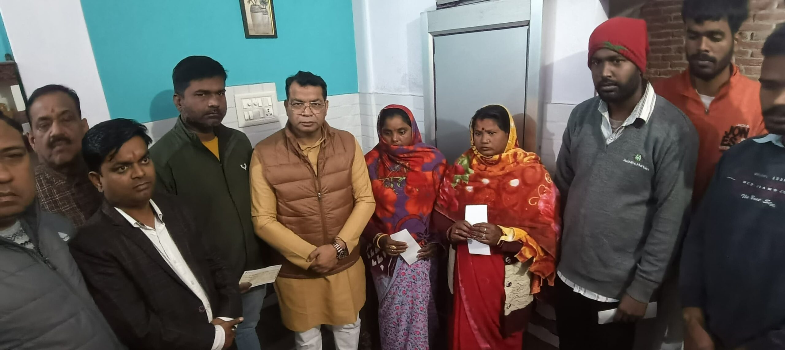 विधायक शिव अरोरा ने सड़क दुर्घटना में मृतक हुऐ चार लोगो के परिजनों को सौपे आर्थिक सहायता के चैक