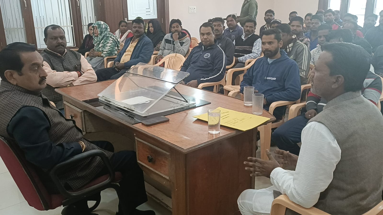 नगर पालिका कर्मचारियों की समस्याओ को आगामी विधानसभा सत्र में पटल पर रख कर समाधान कराया जायेगा : बेहड़