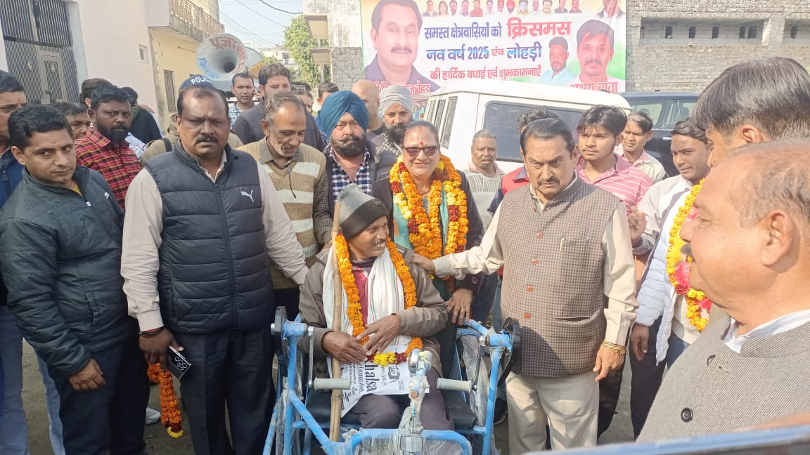 विधायक तिलक राज बेहड़ ने दिव्यांग रमेश बाबू को ट्राईसाईकिल भेट की और शाल ओढ़ाकर किया सम्मानित