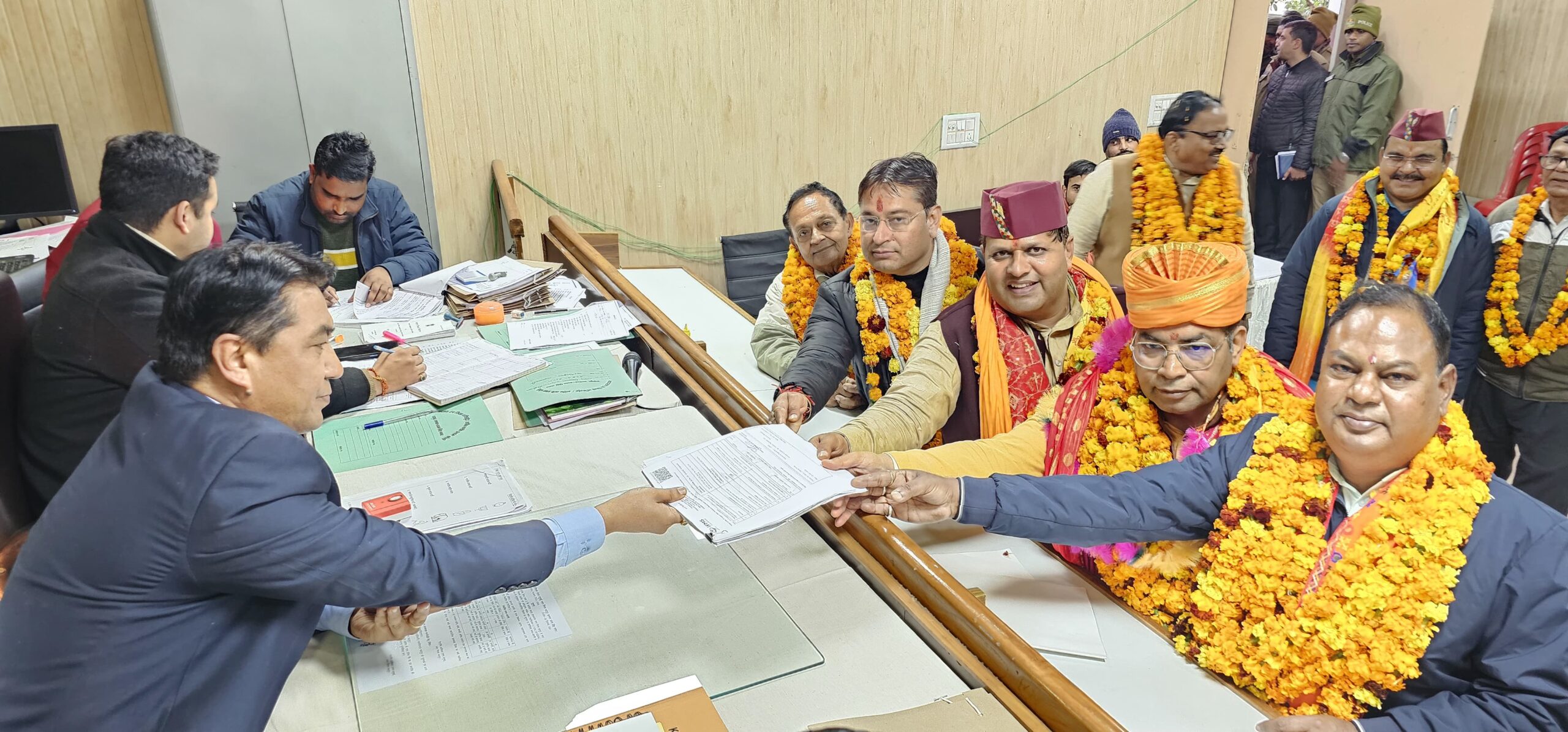 भाजपा प्रत्याशी विकास शर्मा ने रुद्रपुर नगर निगम के मेयर पद के लिये नामांकन किया, बाद में रैली निकाल कर दिखाई शक्ति