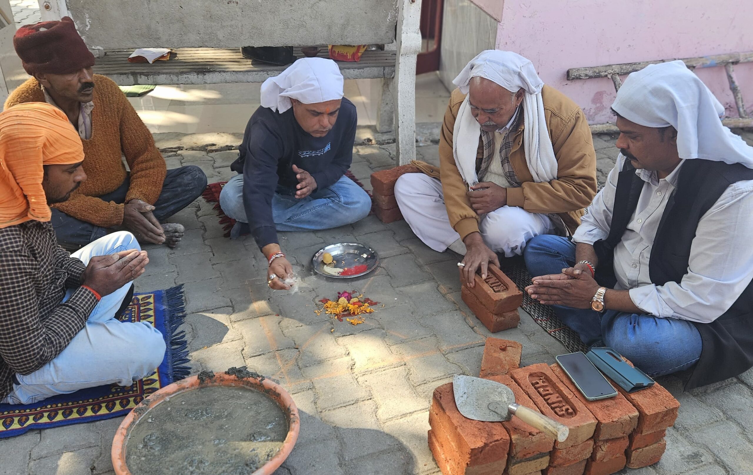 भूपेंद्र कुमार उर्फ बंटी पपनेजा और दुर्गेश गुप्ता ने सीताराम मंदिर मे हवन कुंड की आधारशिला रखी  
