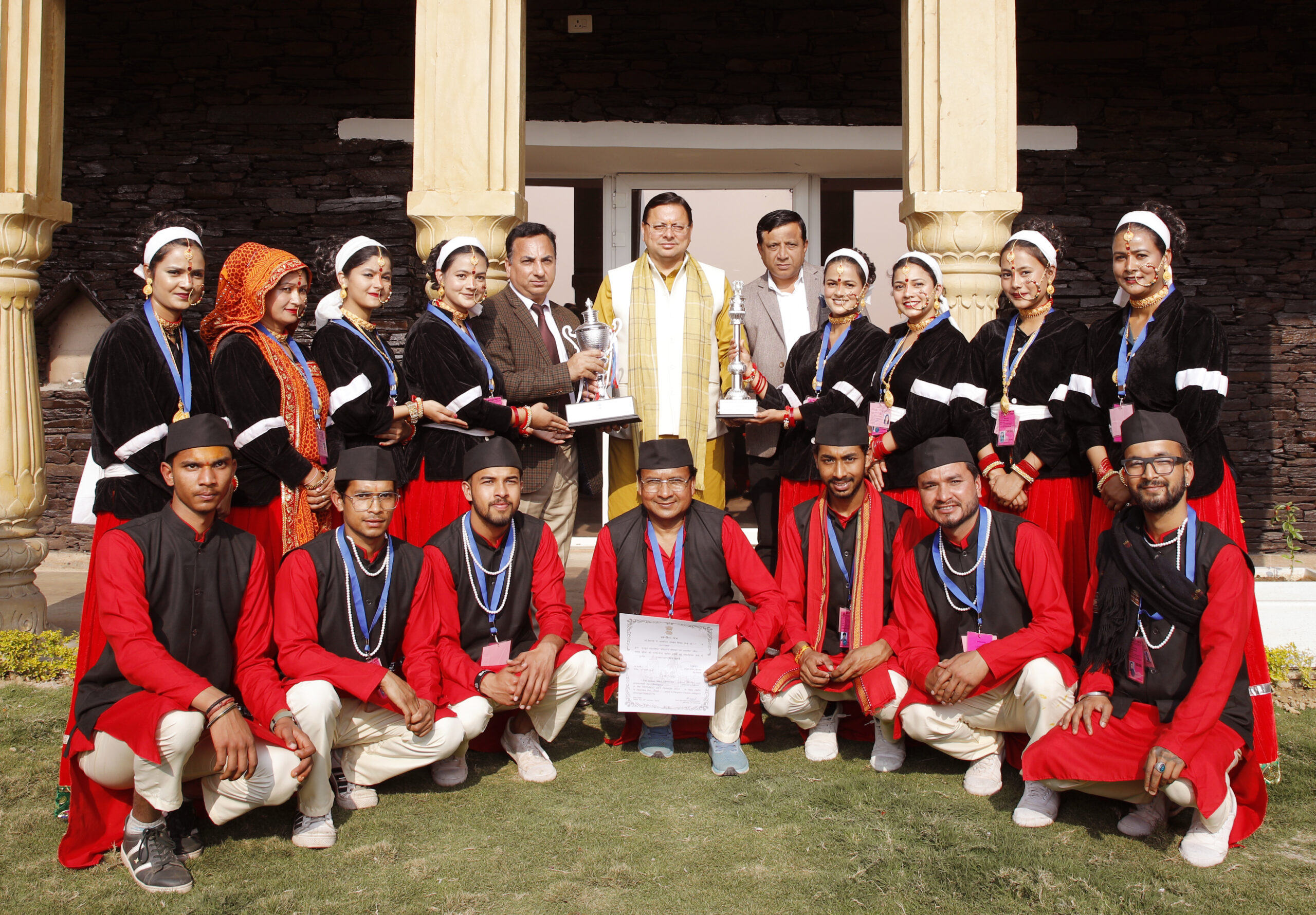 मुख्यमंत्री ने झांकी के सभी 16 कलाकारों को 50-50 हजार की धनराशि देने की घोषणा की