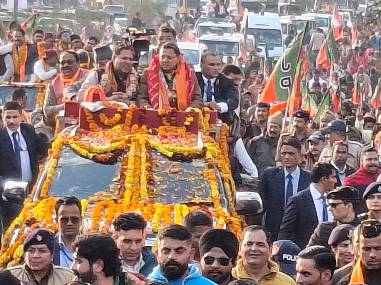 भाजपा करती है विकास की बात और कांग्रेस भ्रम फैलाने की सियासत करती है : धामी