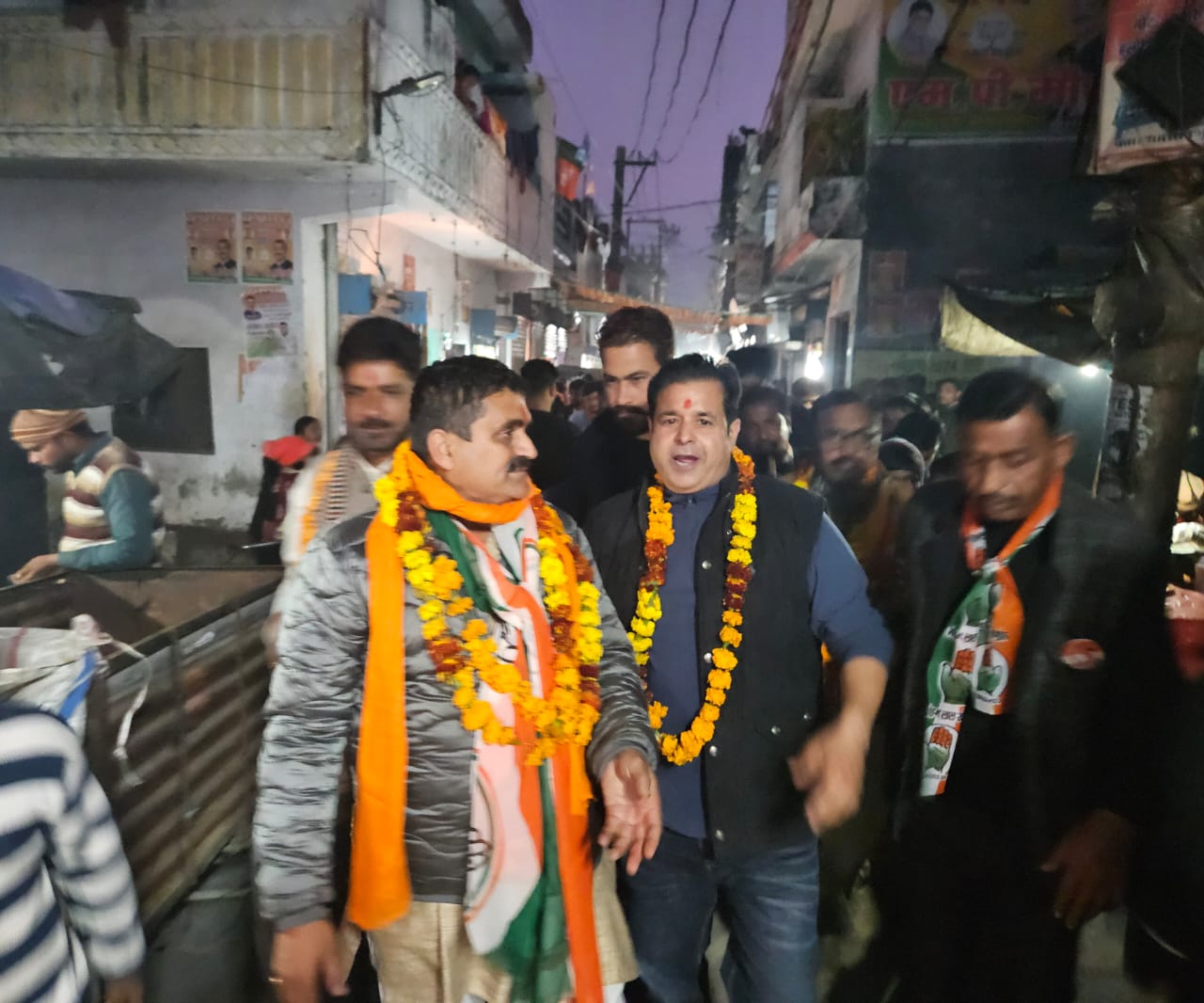 कांग्रेस प्रत्याशी मोहन खेड़ा ने मलिन बस्तियों में डोर टू डोर जाकर जुटाया भारी समर्थन