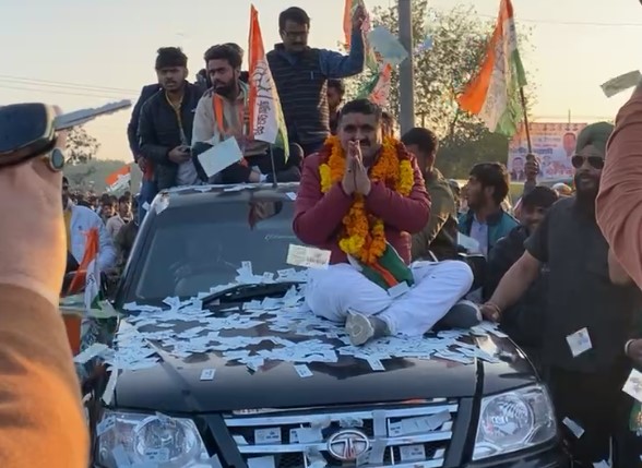 कांग्रेस के मेयर प्रत्याशी मोहन खेड़ा ने रोड शो निकालकर बनाया माहौल, रैली में उमड़ी भारी