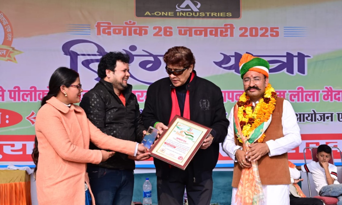 महाभारत के अर्जुन ने भोजपुरी गायक और एक्टर राजा ठाकुर को अर्जुन अवार्ड से सम्मानित किया