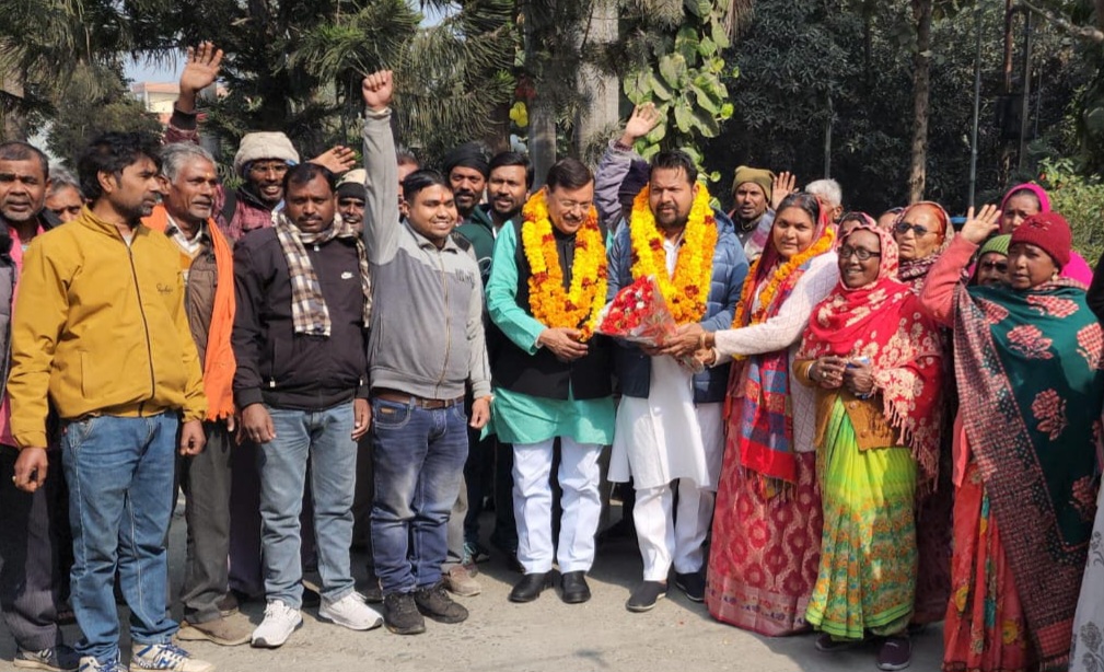 भूमिहीन संगठन ने नगर पालिका नगला के नवनिर्वाचित अध्यक्ष सचिन शुक्ला और पूर्व विधायक राजेश शुक्ला को ऐतिहासिक जीत बधाई दी