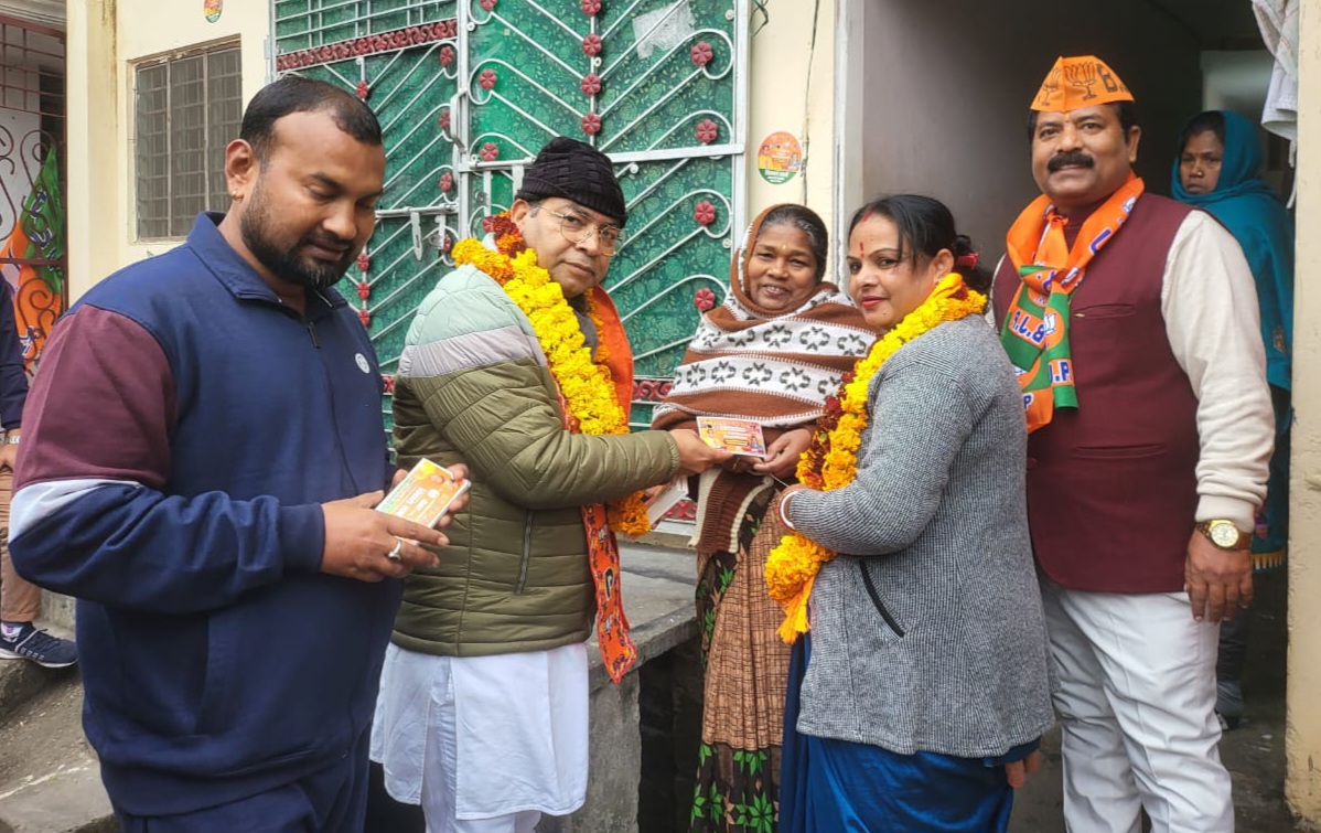 विधायक शिव अरोरा ने भाजपा मेयर प्रत्याशी विकास शर्मा जिताने के लिये डोर टू डोर जनसंपर्क किया 