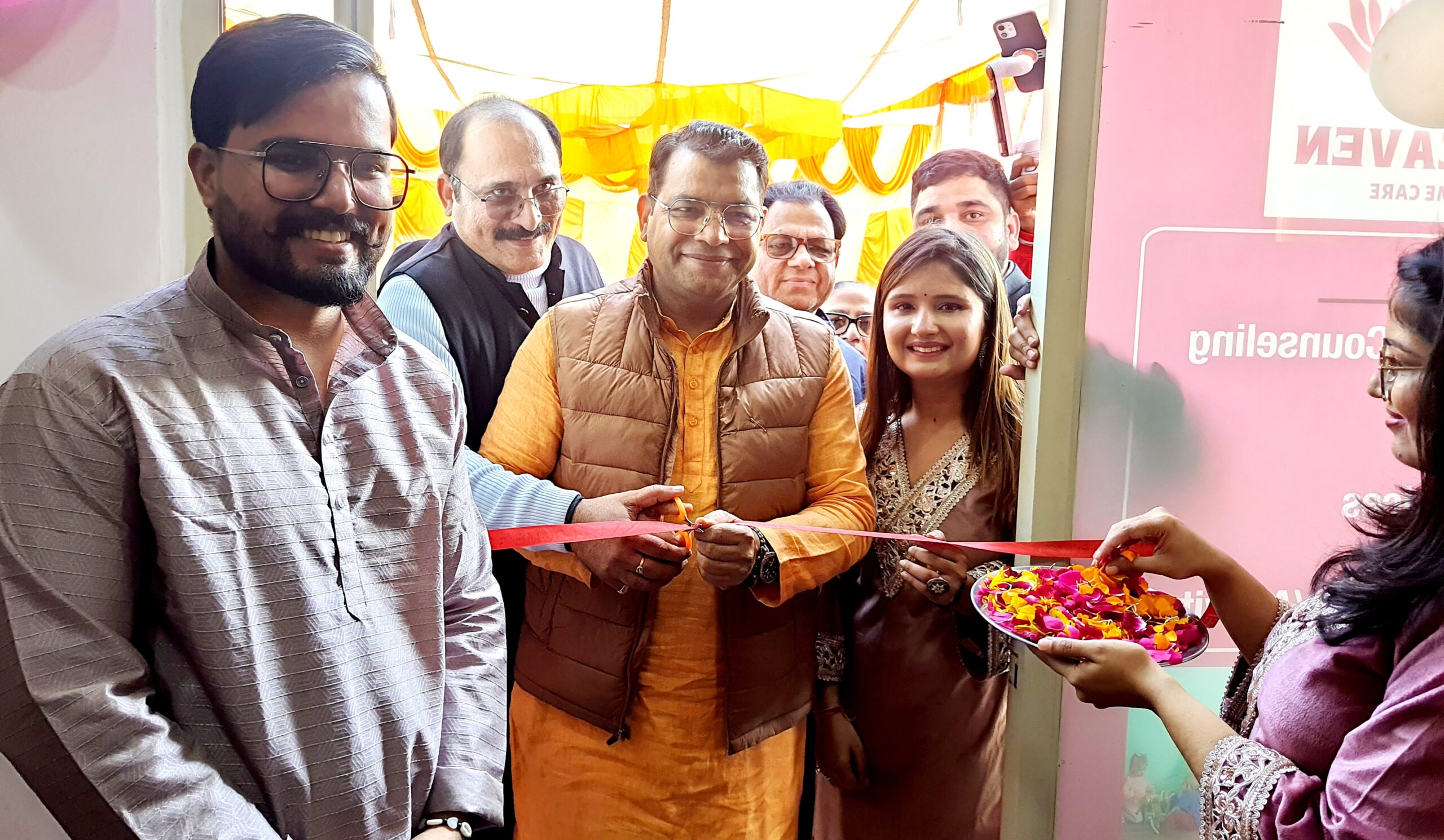 'केयर हेवन' नर्सिंग होम केयर का विधायक शिव अरोरा ने फीता काटकर किया उद्धघाटन 