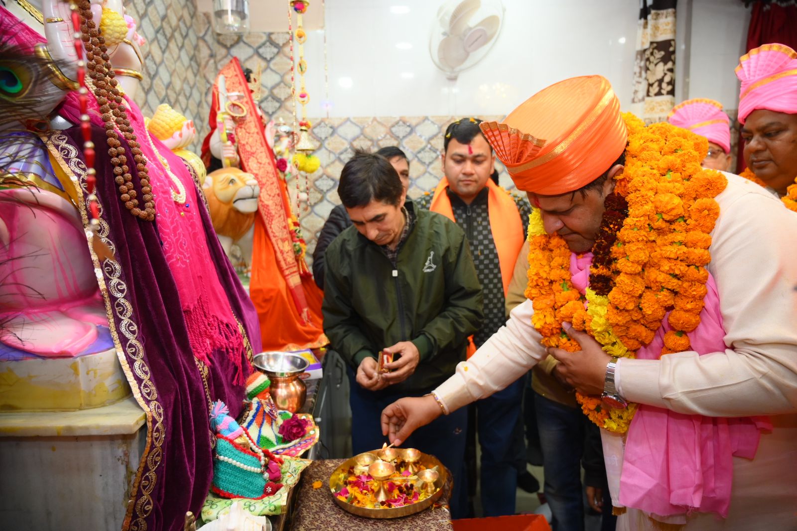 भाजपा प्रत्याशी ने जीत के लिए दक्षिणेश्वर हनुमान मंदिर में जलाई अखण्ड ज्योत