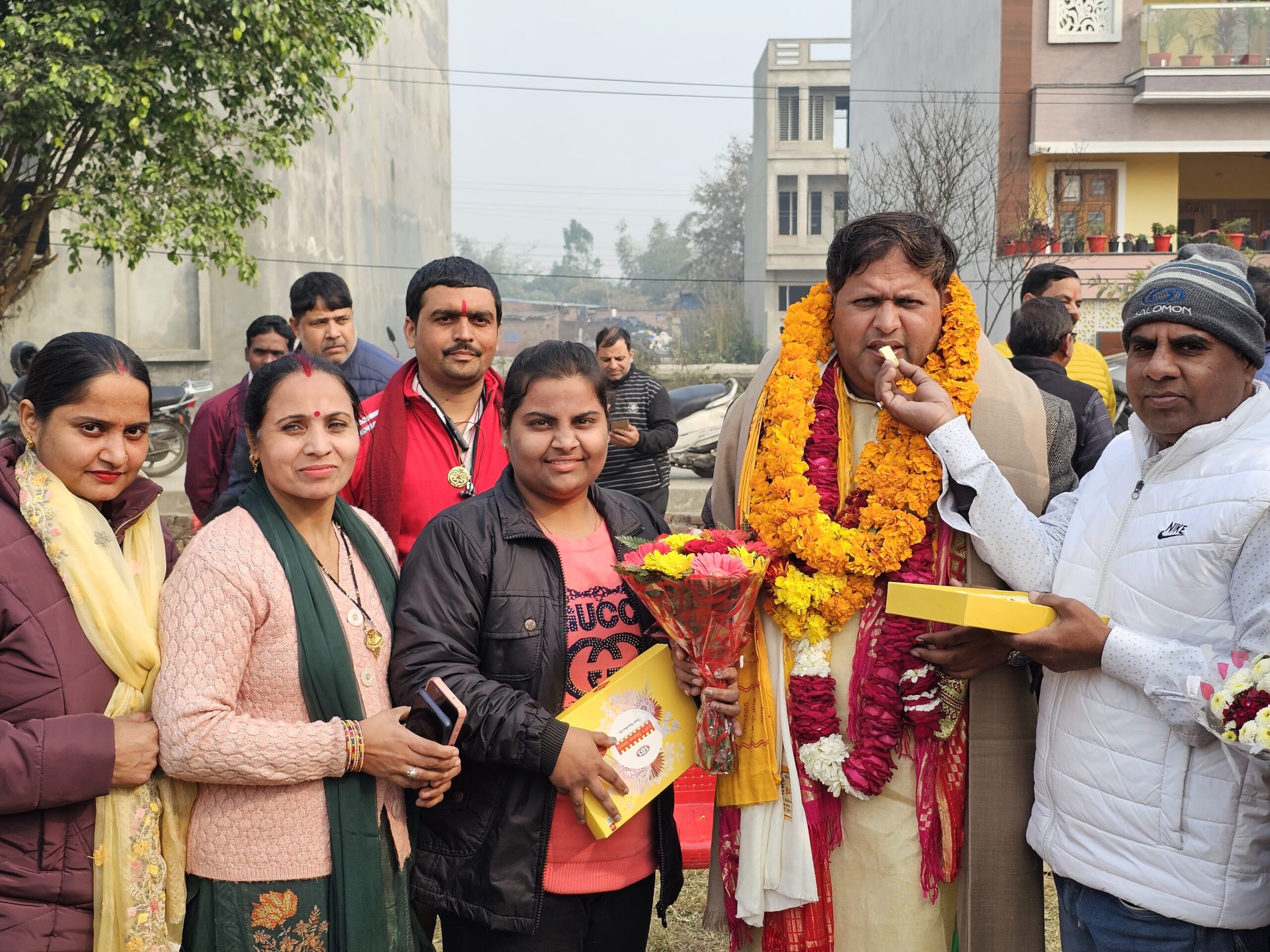 नगर निगम रुद्रपुर के नवनिर्वाचित हुए मेयर विकास शर्मा को बधाई देने वालों का लगा तांता