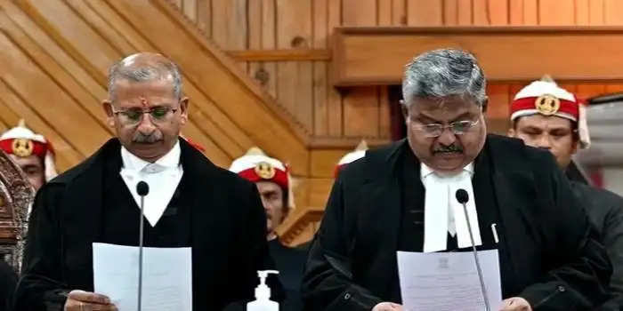 उत्तराखंड हाईकोर्ट के नव नियुक्त न्यायाधीश न्यायमूर्ति आलोक मेहरा को मुख्य न्यायाधीश जी. नरेंदर ने पद एवं गोपनीयता की शपथ दिलाई