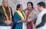 पूर्व पालिका अध्यक्ष श्रीमती मीना शर्मा ने नव निर्वाचित कांग्रेस की पार्षद श्रीमती मधु शर्मा ने शाल ओढ़ाकर बधाई दी