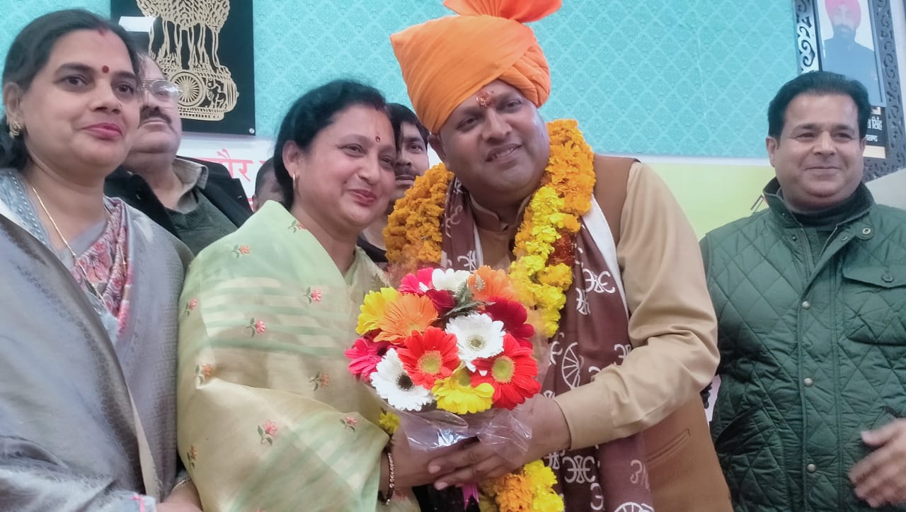 महापौर निर्वाचित हुए विकास शर्मा को पूर्व पालिका अध्यक्ष श्रीमती मीना शर्मा ने बुके देकर दी शुभकामनाये
