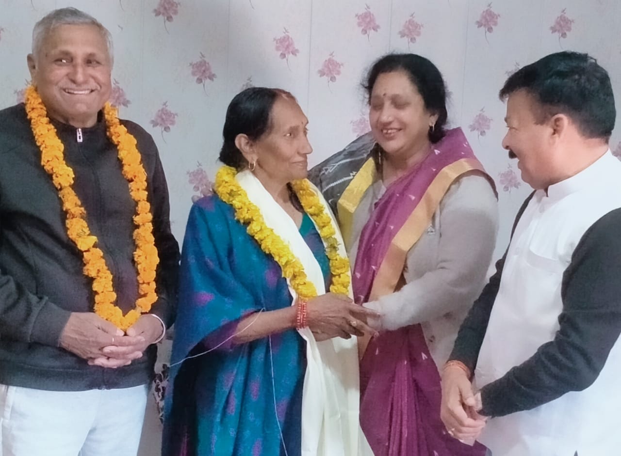 पूर्व पालिका अध्यक्ष श्रीमती मीना शर्मा ने नव निर्वाचित कांग्रेस की पार्षद श्रीमती मधु शर्मा ने शाल ओढ़ाकर बधाई दी