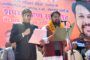 नवनिर्वाचित महापौर विकास शर्मा को जिलाधिकारी नितिन सिंह भदौरिया ने पद एवं गोपनीयता की शपथ दिलाई