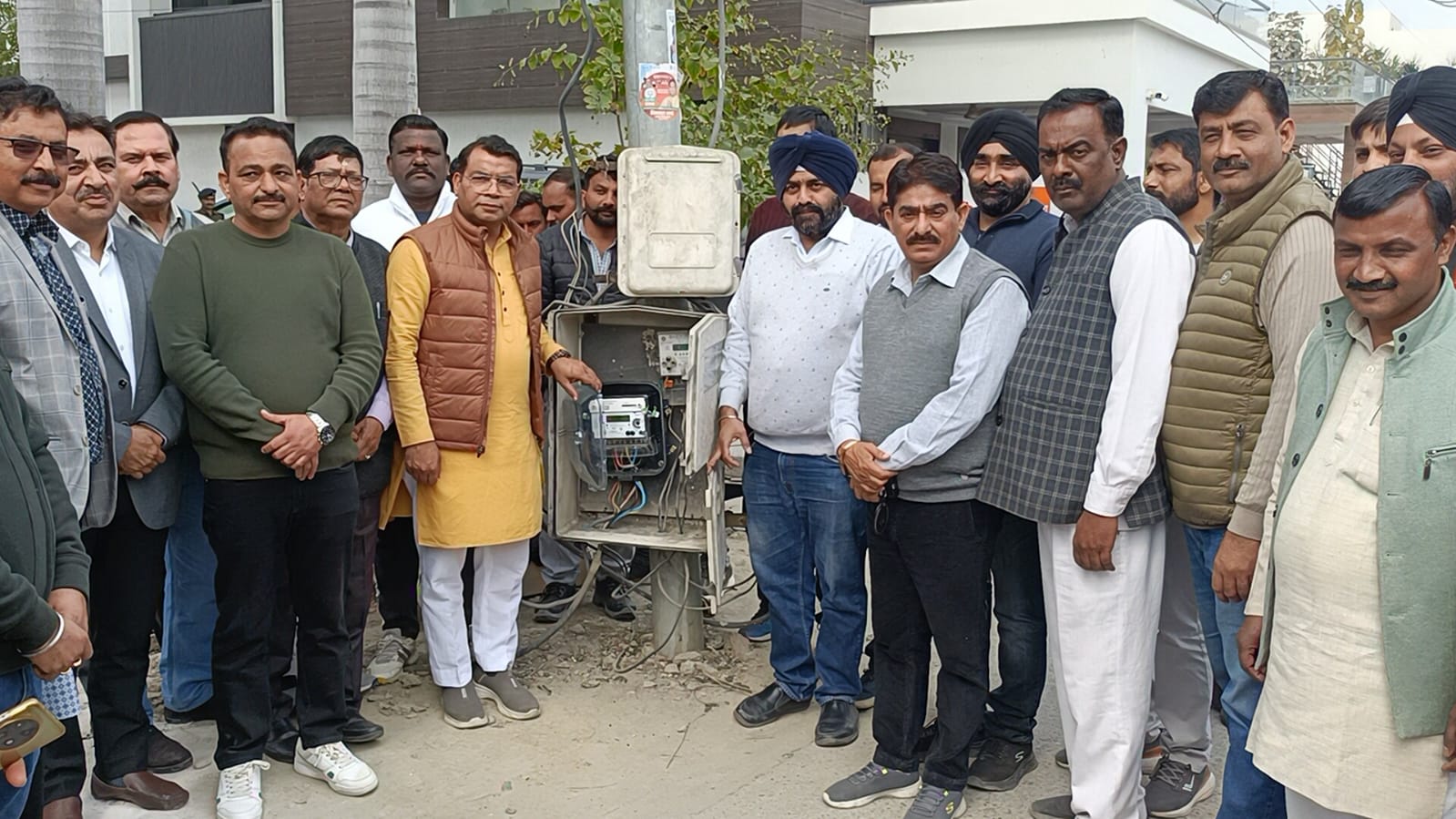 विधायक शिव अरोरा ने अपने 'एलाइन्स कालोनी' स्थित आवास पर लगवाया स्मार्ट मीटर 