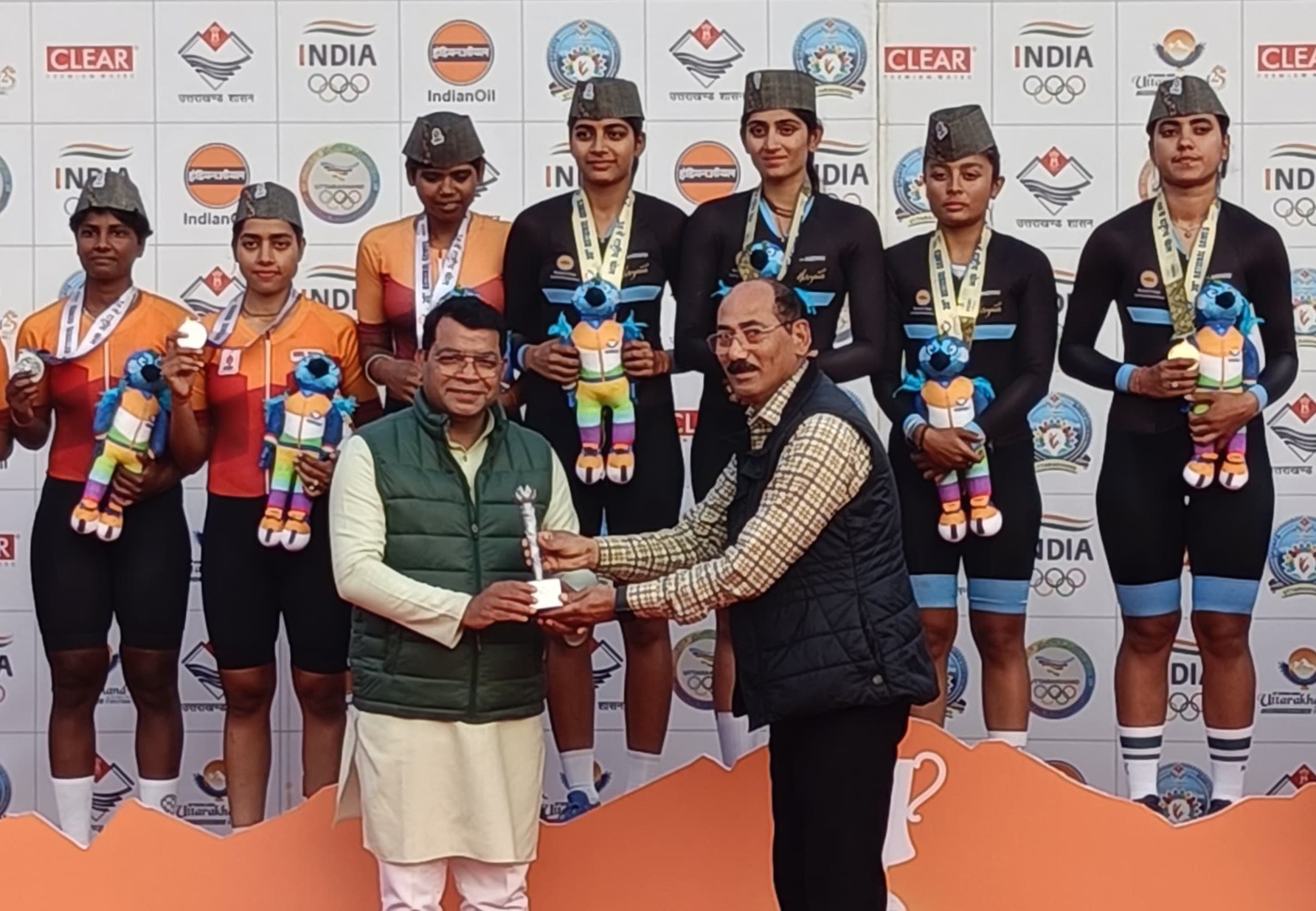 विधायक शिव अरोरा ने 38वे राष्ट्रीय खेल में विजेता टीम को मेडल पहनाकर किया सम्मानित 